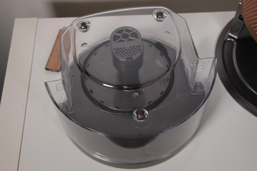 Der Wassertank des Dyson PH04 Luftbefeuchters wird im Test herausgenommen und man sieht die Rollen an der Unterseite des Gefäßes.